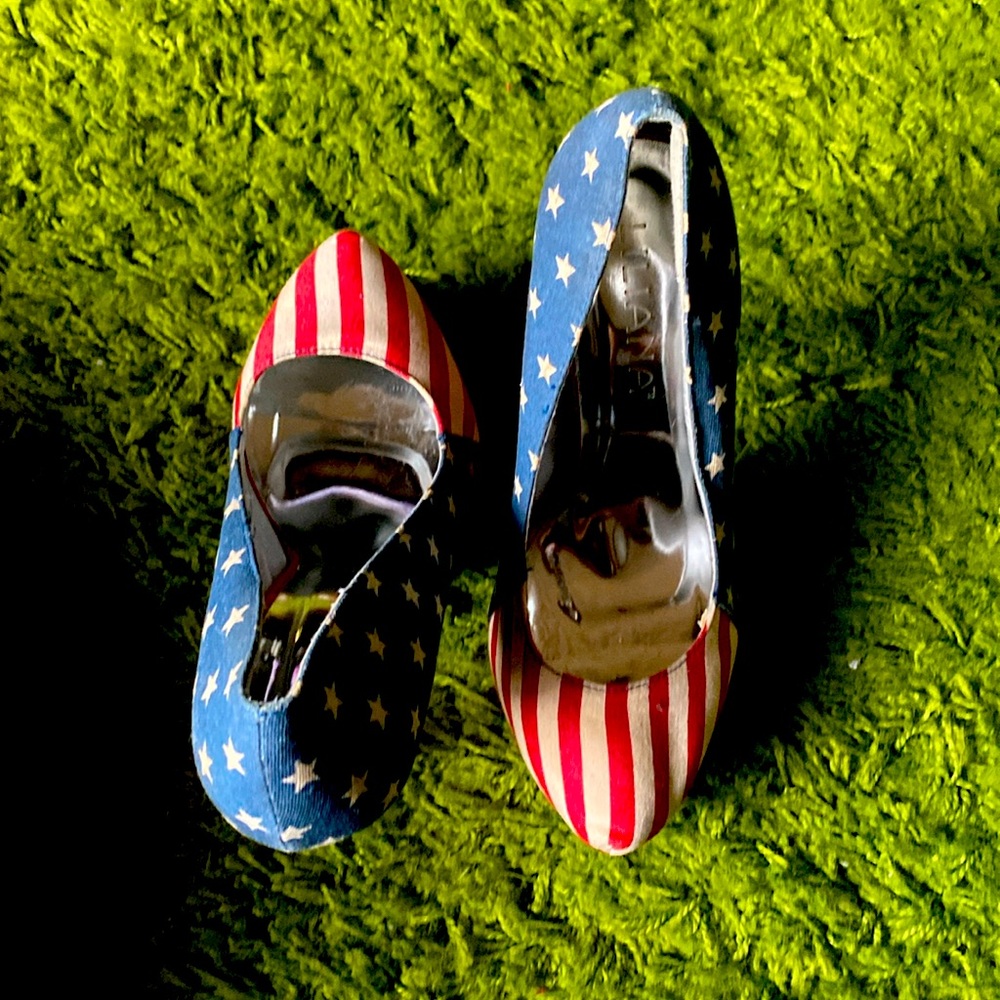 Super trendy American flag design pumps! Size 7.5
